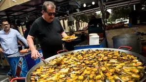 La festividad de Santiago también se celebra en Navarra: comida y música se dan cita en el Lar Gallego