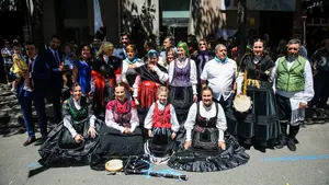En v&iacute;deo: decenas de gallegos reciben en Pamplona a Santiago entre bailes y el sonido de las gaitas