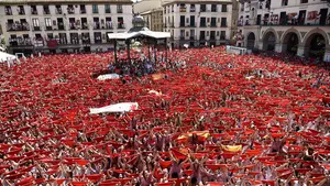 Estalla la fiesta en Tudela: Santa Ana tiñe de blanco y rojo el corazón de la Ribera
