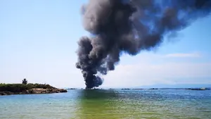 Un total de 37 heridos, dos de gravedad, en el incendio de un barco tur&iacute;stico en la costa de Pontevedra