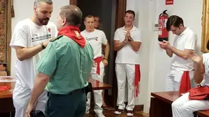El alcalde de Bildu de Puente la Reina recibe a la Guardia Civil con una camiseta de los agresores de Alsasua 