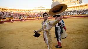 La primera tarde de toros en Tudela: los ritos de la fiesta y el mejor ambiente de las peñas de sol, en imágenes