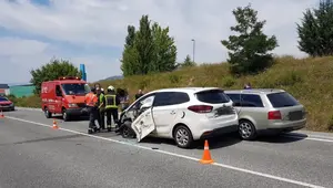 Accidente múltiple en la NA-150: un choque entre dos vehículos y un camión se salda con dos trasladados