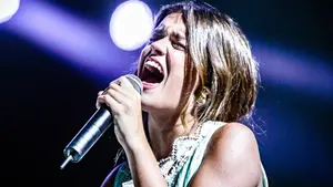 La navarra Amaia Romero da la sorpresa y se sube al escenario durante un concierto de la banda del momento