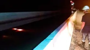 'Atrapado' en el agua: rescatan a un joven tras caer con su coche al interior del Canal de Navarra en Olite
