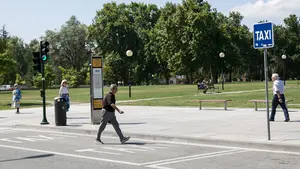 Huelga de taxis: Ayerdi echa 'más leña al fuego' y dice que "hay más licencias de las que corresponderían"