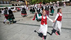 Estella se entrega a la fiesta: el Baile de la Era y el homenaje a la comparsa centran los actos tras el Chupinazo
