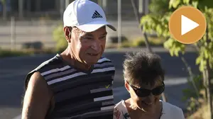 Abandona la cárcel el histórico etarra Santi Potros, al que han recibido tres familiares en el exterior de la prisión