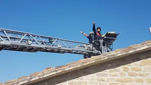 Los bomberos rescatan a un hombre inconsciente en un tejado de Sansol por picadura de avispas