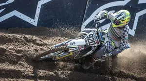 Suerte dispar para Ander Valentín: buen puesto y retirada tras una golpearse en la cabeza en una caída