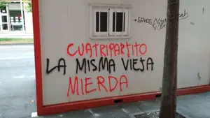 Aparecen pintadas contra el Gobierno de Navarra en la Rochapea: "Cuatripartito la misma vieja mierda"