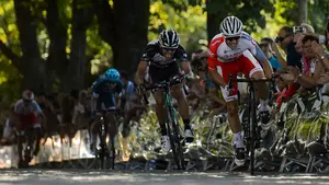 La Vuelta al País Vasco vuelve a dificultar el tráfico por Pamplona con varias calles afectadas por su paso