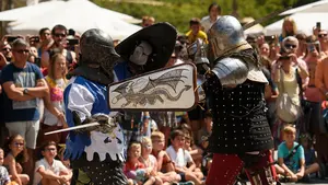 Espada y brujería: Olite viaja a la Edad Media para el regocijo de turistas y vecinos