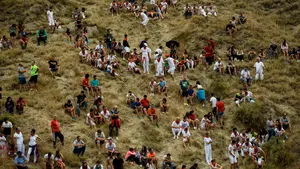 La colocación de la Virgen de la Nieva y las jotas tradicionales animan los momentos previos al Pilón