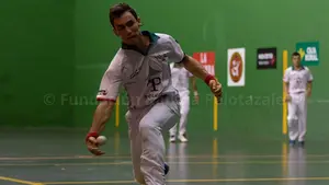 Egiguren-Apezetxea y Zubizarreta-Sarasa avanzan en el torneo de pelota Muebles Polque
