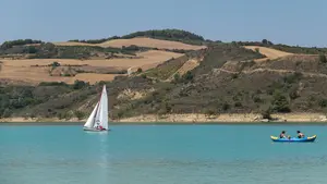 El embalse de Alloz se renueva con un anillo forestal y un sendero para bicicletas
