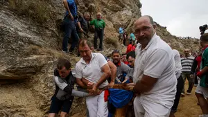 Tercer encierro del Pilón de Falces con una vaca rezagada que han tenido que bajar los propios mozos