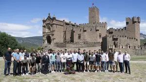 Osasuna cumple con su tradición: equipo y directiva realizan la ofrenda a San Francisco Javier