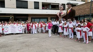 El emotivo homenaje a las víctimas de 2018 de agresiones machistas durante las fiestas de Burlada
