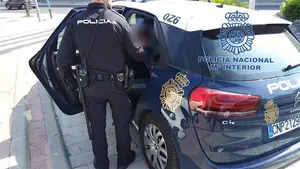 Detienen a un hombre que intentaba abandonar el país con sus dos hijas sin permiso de la madre