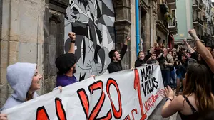 Bildu da la cara por los okupas y sus homenajes a etarras: "Sacar las cosas de quicio no ayuda"