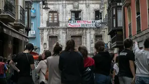 Tachan de "manipulación" el nexo entre víctimas del 36 y ETA que defienden los 'okupas' de Rozalejo