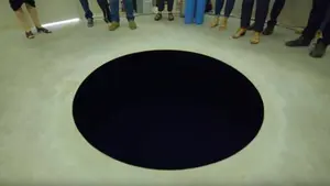 Del 'limbo' al hospital: un hombre resulta herido al caer en una obra de arte contemporáneo