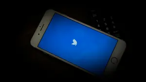 Un tuit de la Policía de Tudela sobre la presunta agresión de una mujer a un hombre genera debate en Twitter