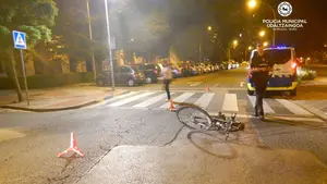 Un ciclista resulta herido tras ser arrollado por un coche en un paso de peatones de Iturrama