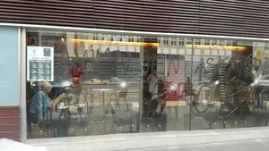 Violento ataque de un grupo de radicales animalistas a la fachada del Club Taurino de Pamplona