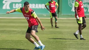 'Tekio', defensa del Elche, elogia a los rojillos: "Osasuna est&aacute; hecho para el ascenso"