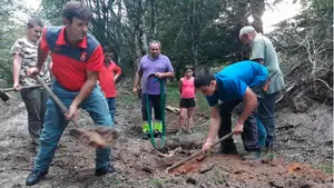 Dos horas de intenso trabajo con final feliz: las fotos de la liberación de la vaca succionada por la tierra en Urbasi