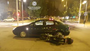 Peligro en las carreteras: aparatoso accidente de madrugada entre una moto y un vehículo en Pamplona