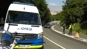 Un hombre borracho de 56 años se salta un control de alcoholemia en Pamplona y atropella a un policía