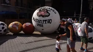 Aplastado por una pelota de 250 kilos: un hombre, herido grave durante el 'boloencierro'