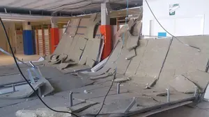 Se cae un falso techo en un colegio de Pamplona: los técnicos confirman el desprendimiento