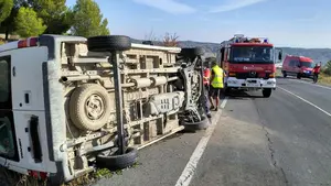 Herido leve un hombre tras salirse de la carretera y volcar con una furgoneta en los altos de Peralta