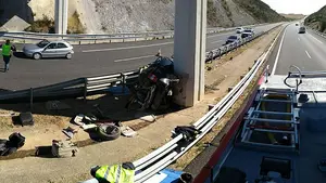 Directos contra un pilar de hormigón: un aparatoso accidente en Ázqueta envía a dos personas al hospital