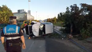 Destroza su coche borracho en Pamplona: se sale de la vía, arrolla dos árboles y vuelca sobre el asfalto