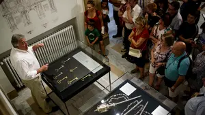 El alcalde de Pamplona, 'guía oficial' por un día: encabeza una visita guiada en el Consistorio