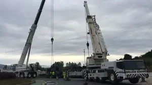 De golpe contra la cuneta: un camión vuelca aparatosamente en una rotonda de Alsasua