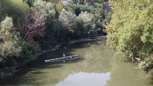 La fantasmagórica embarcación aparecida en Pamplona que 'saca a flote' una denuncia sobre el Arga