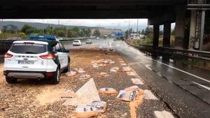 Cortan la A-15 a su paso por Noáin después de que una carga de pellets 'inunde' la vía