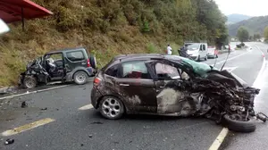 Aparatoso accidente en Bera con tres heridos: dos de ellos han quedado atrapados en los coches