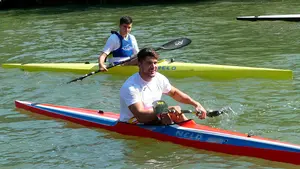 Aprendiendo del mejor: el medallista olímpico Cristian Toro da una clase de piragüismo al Club Natación