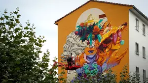 Fuerte, segura y libre: el gigantesco grafiti en Huarte que lanza un rotundo mensaje feminista