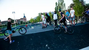Cerrado, pero a reventar: la pista de pump track de Trinitarios se llena de jóvenes a pesar de seguir en obras