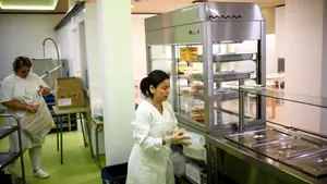 La Fundación Caja Navarra reanuda su servicio de comedores sociales en los centros de Leire y Oskia