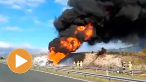 Un camión cisterna de gasolina en llamas obliga a cortar la A-1 en Álava tras chocar contra otro camión
