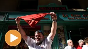 El reloj de Estafeta vuelve a funcionar: los pamploneses celebran el reinicio de la 'cuenta atrás' sanferminera